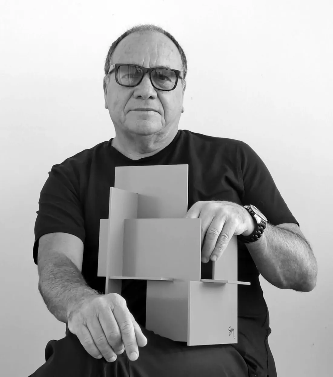 Santiago Agurto Mazzini con una de sus esculturas de acero